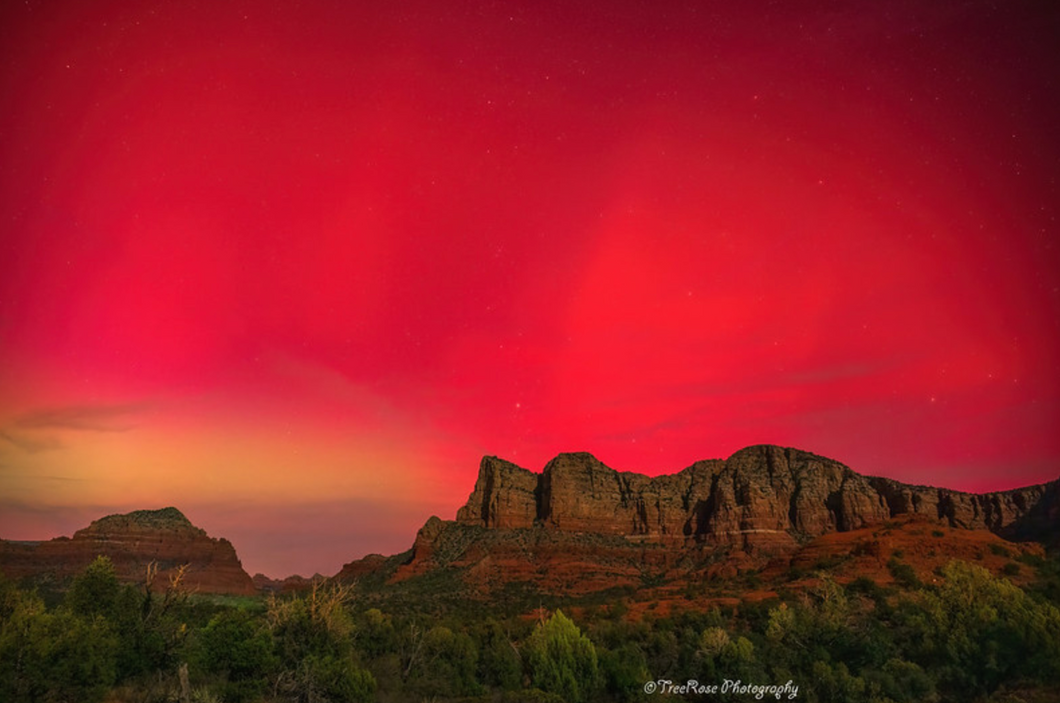 Aurora over Lee Mountain 1